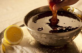 Depilación oriental con caramelo
